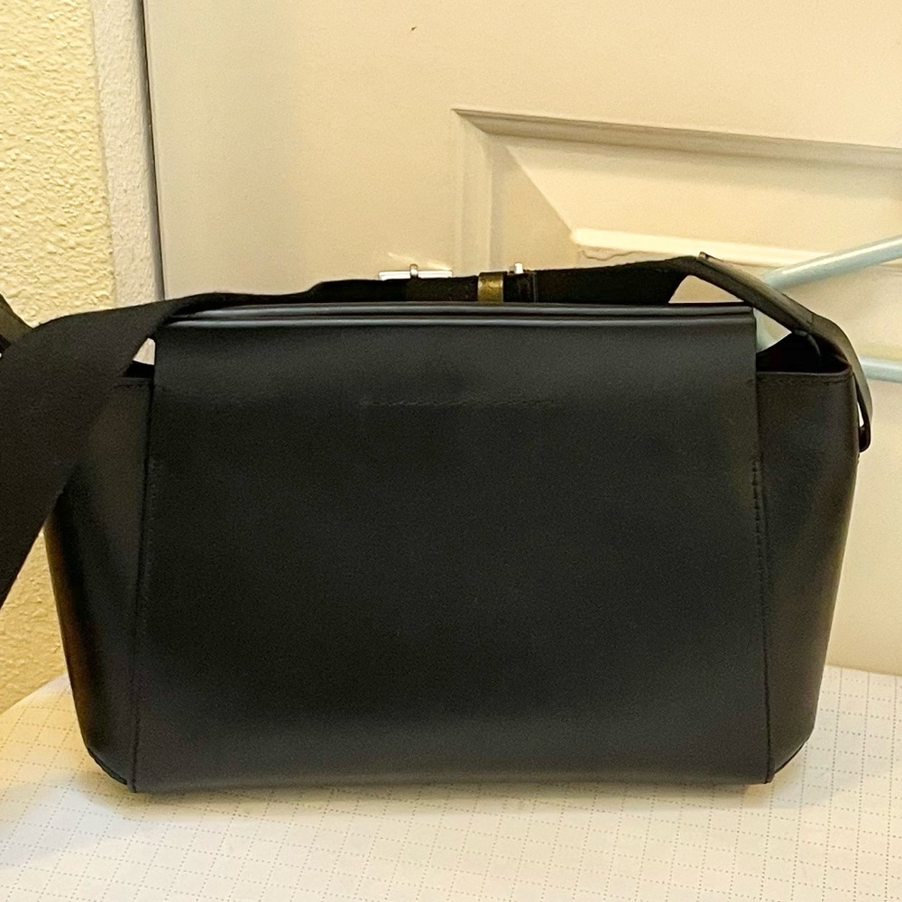 Everlane Mini The Form crossbody bag - Picture 8 of 16